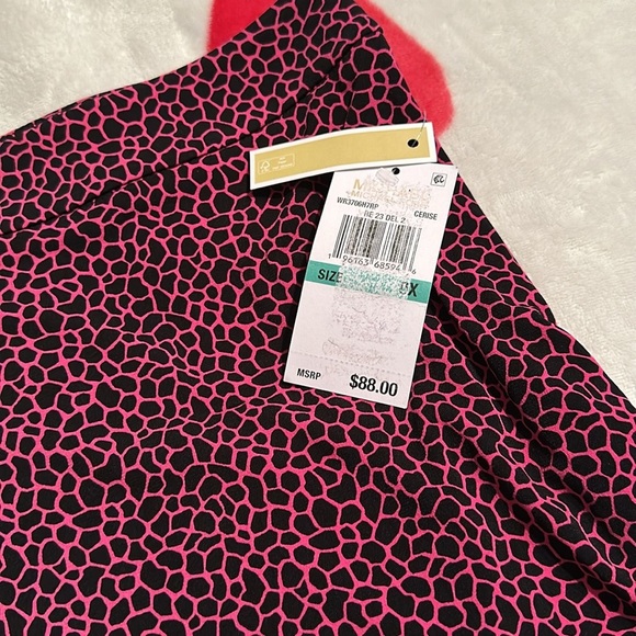 NWT MICHAEL KORS Giraffe-Print Flounce
Mini Skirt in cerise - Picture 9 of 13